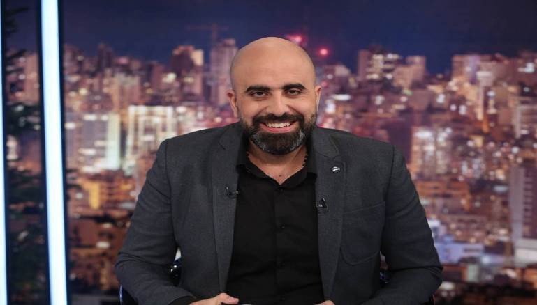 يخصص فقرات للتصويب على مرشحي \