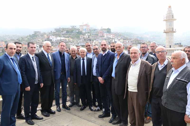 المرشح عن المقعد السني في حاصبيا ومرجعيون عماد الخطيب خلال الجولة في كفرشوبا