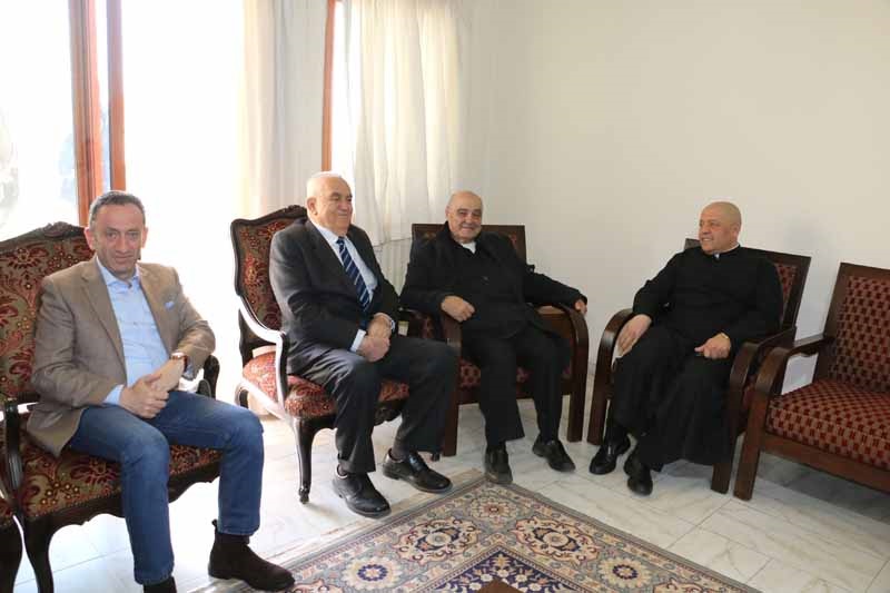 الوفد يهنىء  المونسنيور منصور الحيّكم وكاهن الرعية الأب فيليب الراعي