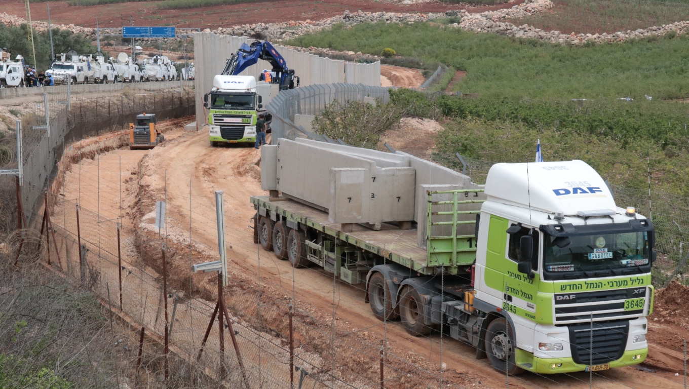 اشغال بناء الجدار تجري بوتيرة سريعة في الجانب المحتل
