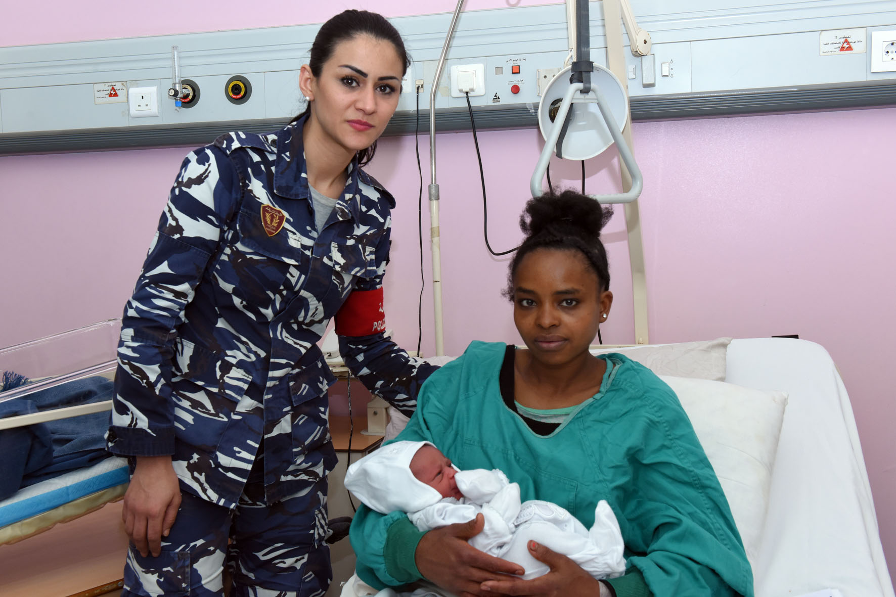 الأم وطفلها  واحدى رتباء مكتب الشرطة السياحية الاقليمي في وحدة الشرطة القضائية