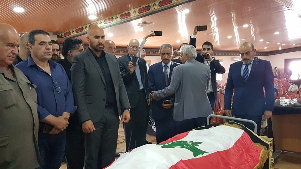 الوزير الصراف والنائب هاشم اثناء التشييع