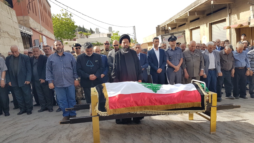 السيد عباس فضل الله أم الصلاة على روحه امام مدافن كفركلا