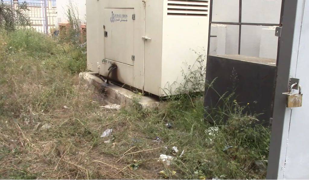 توضح الصورة أن الجسم وقع عند أسفل علبة مولد الكهرباء، ولا بد من دفعة قوية توصل الجسم إلى نقطة بعيدة نوعاً ما عن الجدار