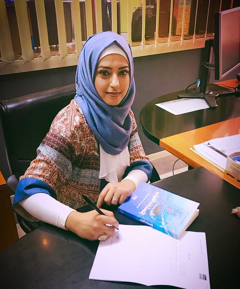 الكاتبة ميسون زهرة تستلم النسخة الأواى من الكتاب