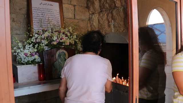 إضاءة الشموع في مزار مار اياس وفاء للنذور واخذ البركات