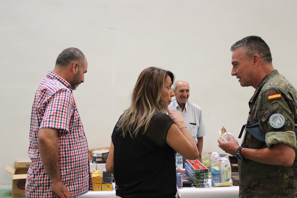  قائد القطاع الشرقي لليونيفيل، الجنرال خوسيه لويس سانتشيس مارتينز فاليرو اثناء تجواله  في السوق التقليدي