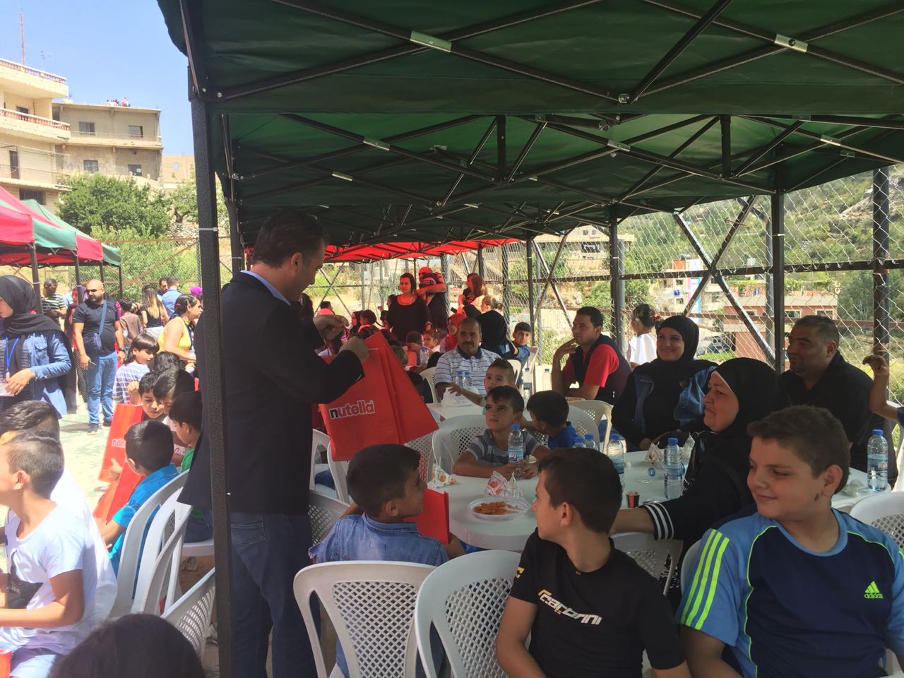 عضو المكتب السياسي في تيار المستقبل ومسؤول جمعية تمدن زياد ضاهر ضاهر يوزع الهدايا على الأطفال