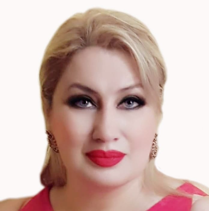 الفنانة التشكيلية فريال فياض مسؤولة العلاقات العامة بمنتدى كل الألوان