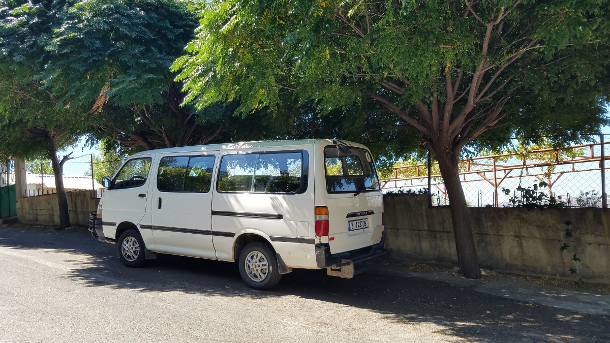 فان معروض للبيع في الخيام بعد أن فقد صاحبه مصدر رزقه بنقل طلاب المبرات