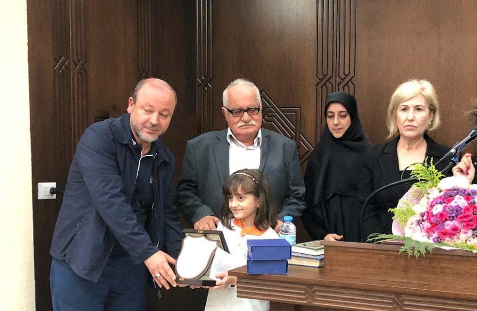 رئيس بلدية الخيام الراحل الدكتور علي عبدالله والدكتور علي حمادة في تكريم الأطفال المتفوقين بالتنسيق مع جمعية سيدات الخيام