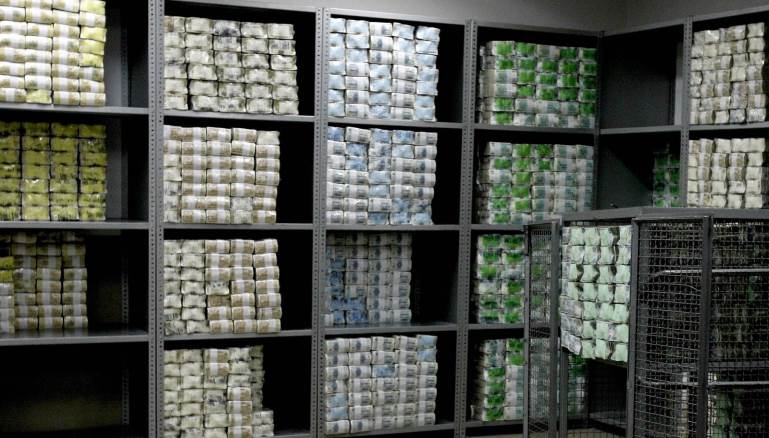 الكميات الجديدة المطبوعة تتجاوز الكميات المسحوبة من السوق بأضعاف (Getty)