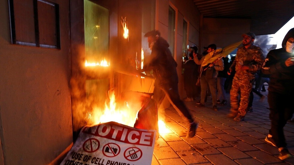 متظاهرون عراقيون يحاولون اقتحام مقر السفارة الأمريكية في بغداد