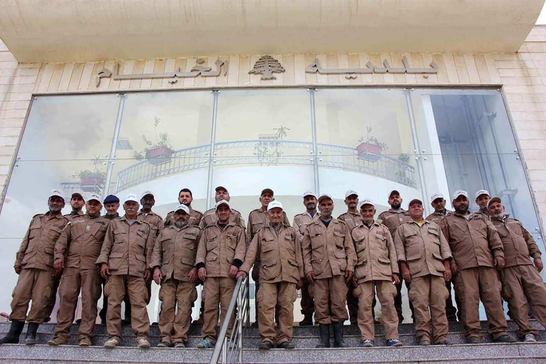 عمال بلدية الخيام.. يؤمنون قوت عشرات العائلات في الخيام من خلال عملهم الدؤب في البلدة