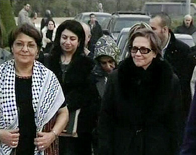 المناضلتان ليلى خالد وجميلة بوحيرد في زيارة لمعتقل الخيام - أرشيف