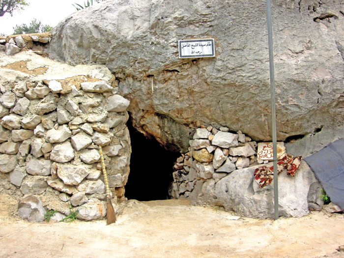 المغارة التي سكن فيها الناسك الزاهد الشيخ الفاضل المكنّى بأبي هلال، تدعى اليوم مغارة الشيخ