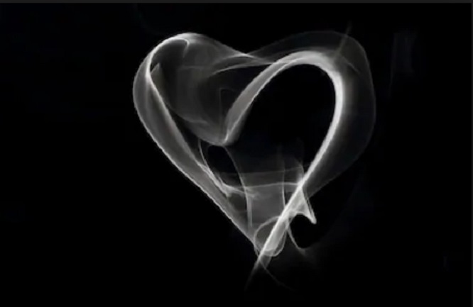 الحبّ الأسود، هو ذلك الحب الذي يقتحم حياتنا كالزخرف ويرحل كالدخان، هباءً منثورا