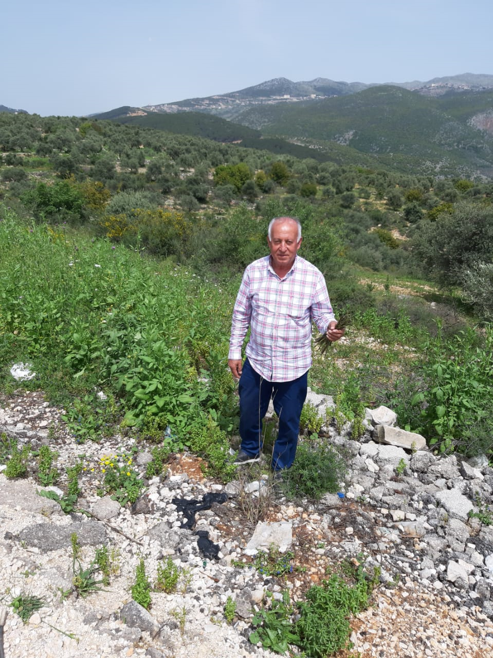 الصديق كامل زعرور في صورة إستفزازية