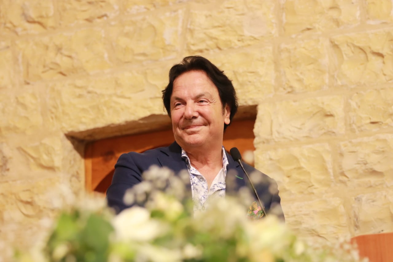 الفنان مايز. البياع