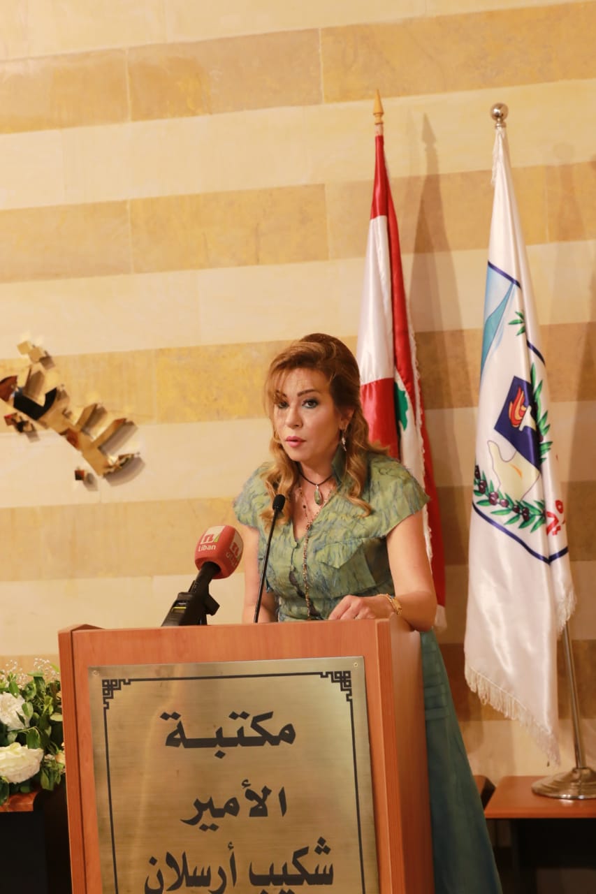 السيدة حنان حيدر تلقي كلمة بلدية الشويفات