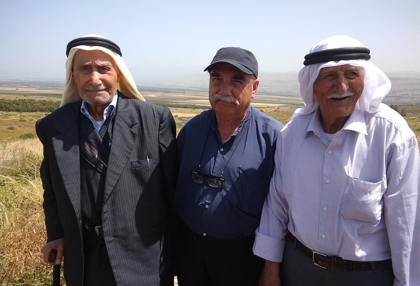 الكاتب فوّاز حسين متوسطاً الحاج ابو عثمان محمود احمد عزايزة  والحاج ابو ابراهيم يوسف علي قطيش حجاج 