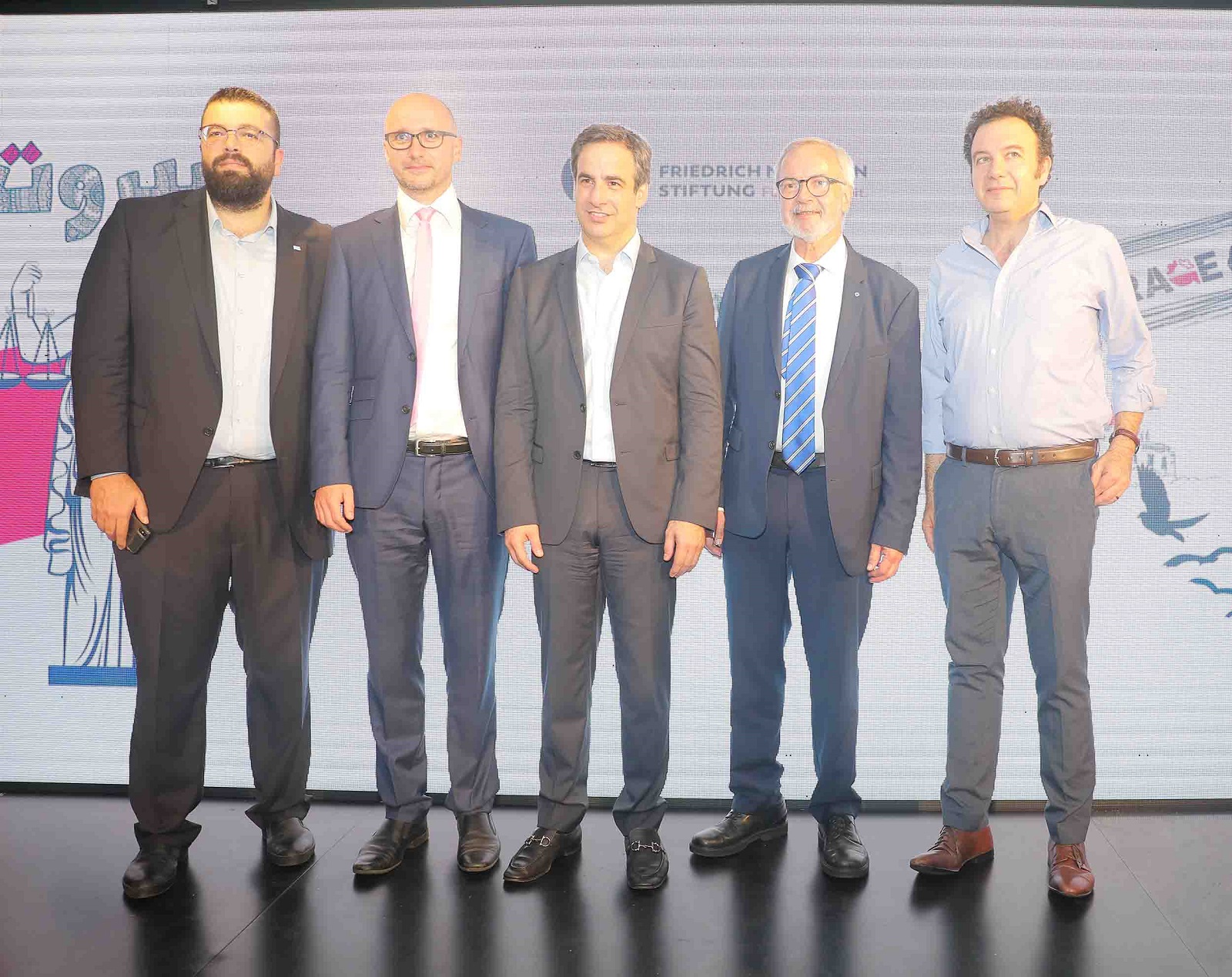 كارل شارو، مدوّن، الدكتور فيرنر هوير، رئيس بنك الاستثمار الاوروبي، النائب ميشال معوض، المدير التنفيذي لمؤسسة رينيه معوض، ديرك كونتسه، رئيس مكتب بيروت في مؤسسة فريدريش ناومان وأحمد الحريري، الأمين العام لتيار المستقبل