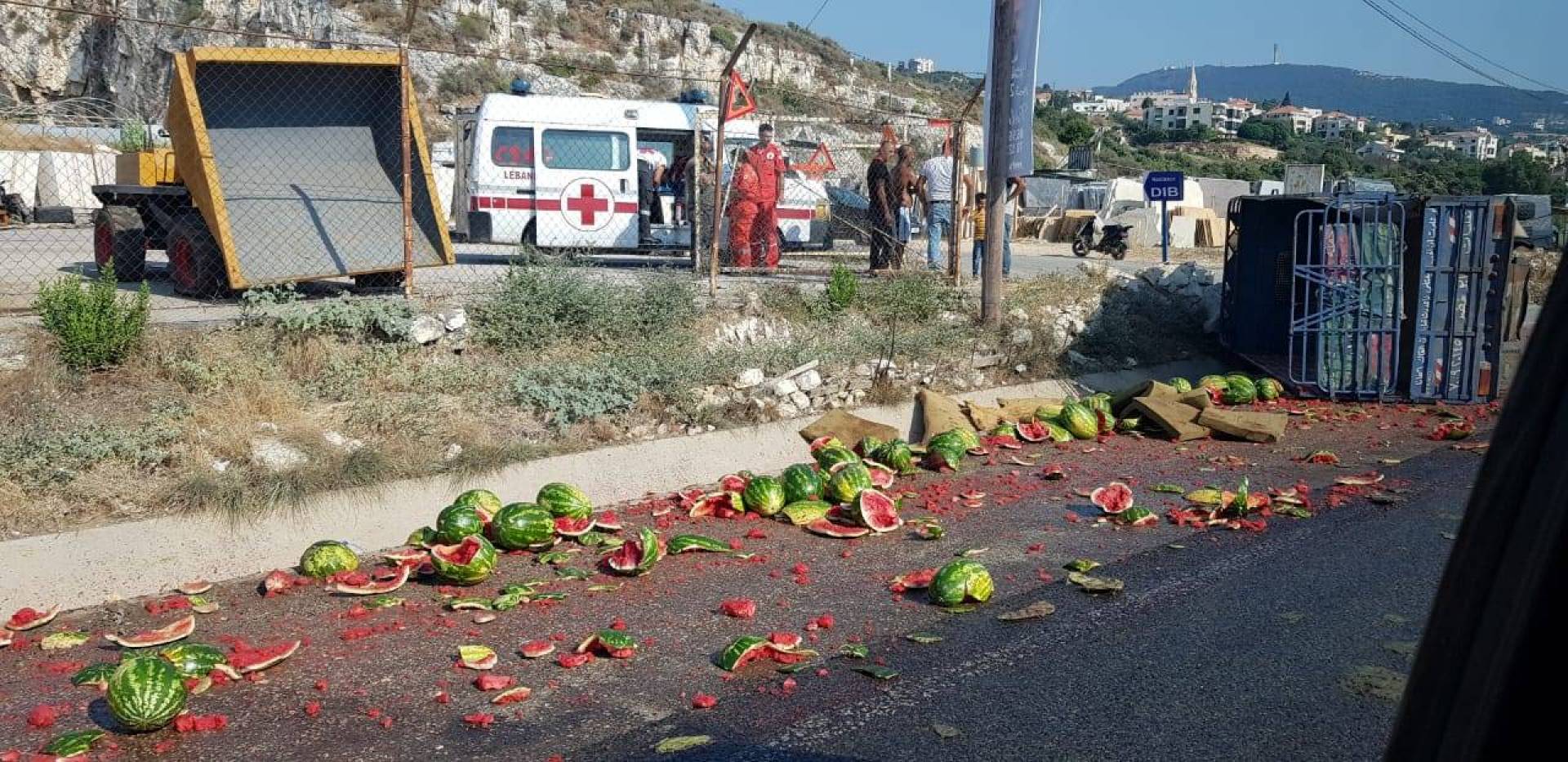 انقلاب الشاحنة تسبّب بزحمة.