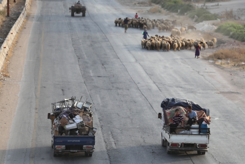 شهدت مدينة خان شيخون حركة نزوح عنها بعدما اشتدت المعركة على أبوابها (أ ف ب )