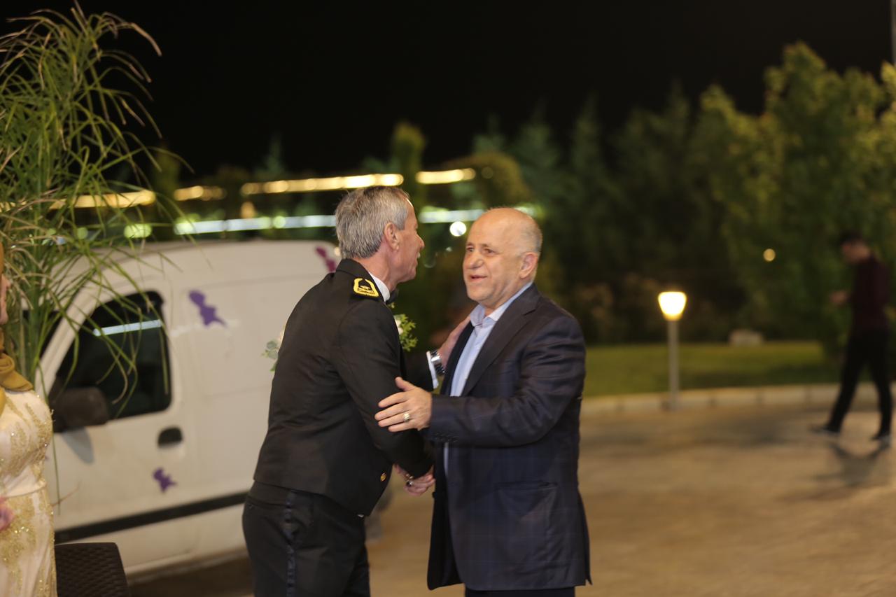 والد العريس العميد حسين عوالي يستقبل الحاج قبلان قبلان مهنئاً