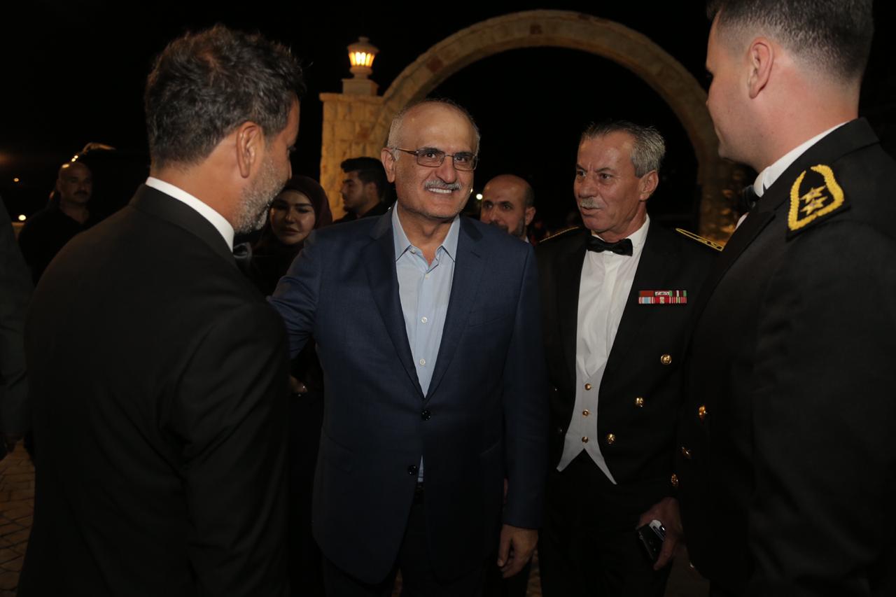 وزير المالية علي حسن خليل يبارك  لوالد العريس العميد حسين عوالي