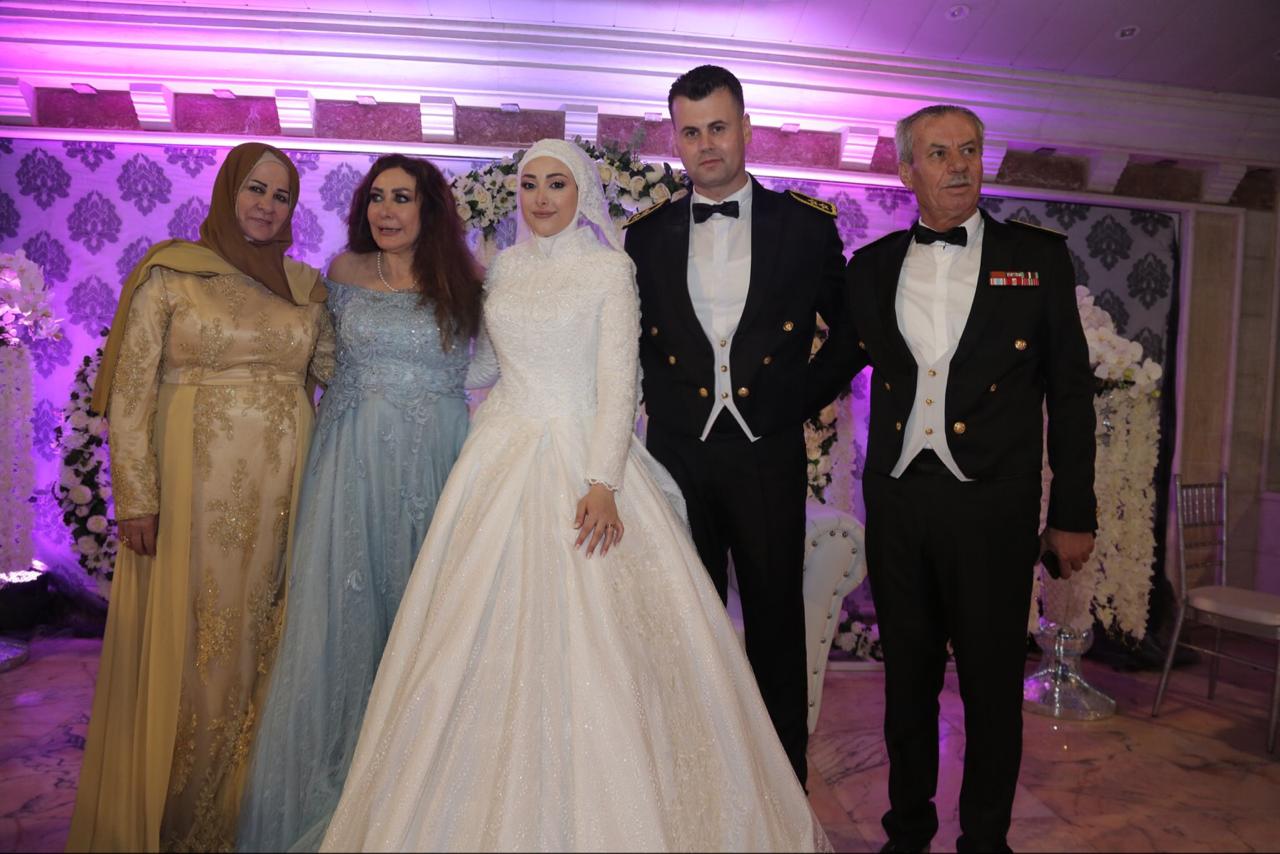 العروسان مع والديّ العريس ووالدة العروس