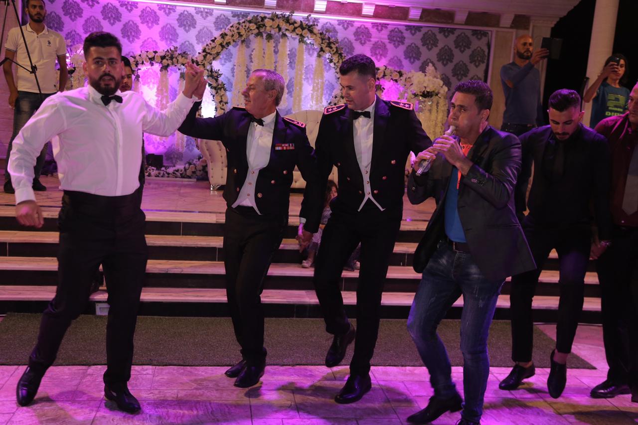 العريس الملازم أول علي عوالي يرقص الدبكة الجنوبية مع والده العميد حسين عوالي وشقيقه محمد كامل
