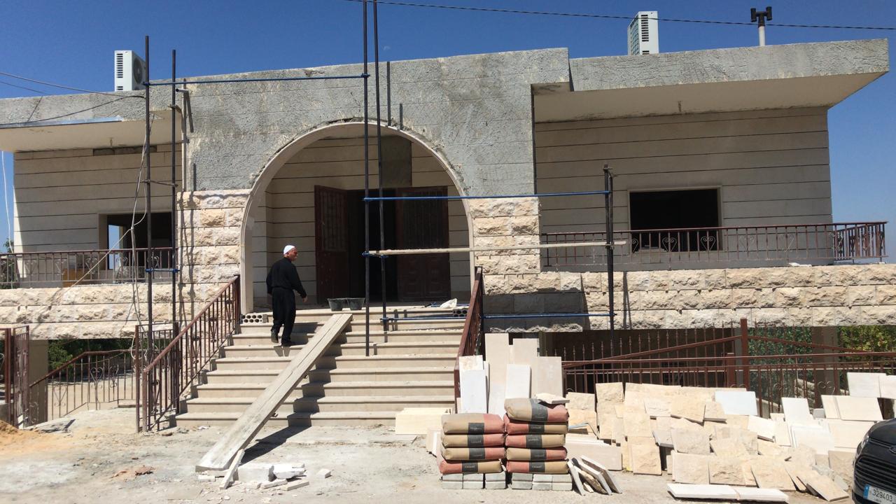 دار البلدة في طور الإنشاء