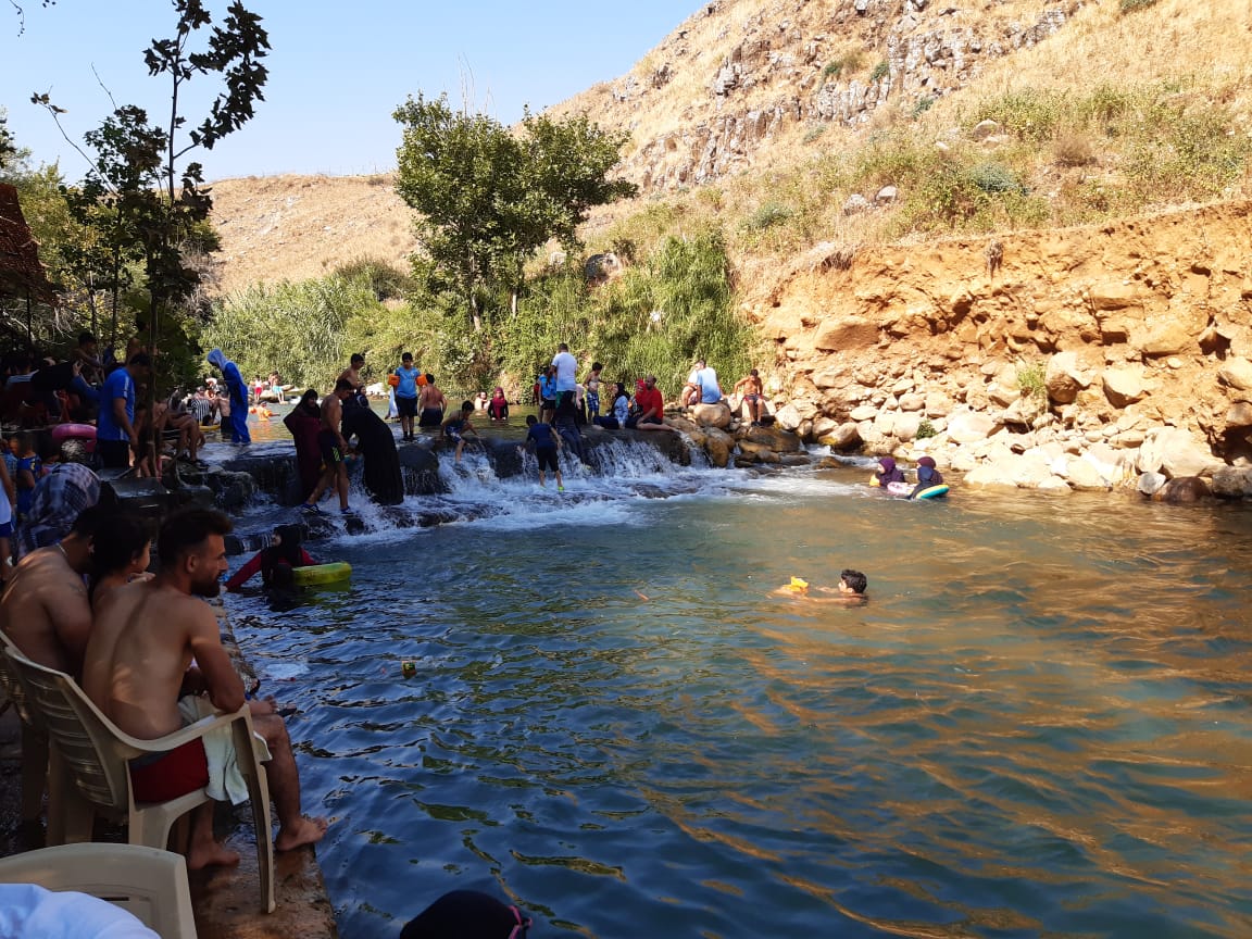 تحت الخيمة وتدفق الشلالات  شمس ومي وجمال