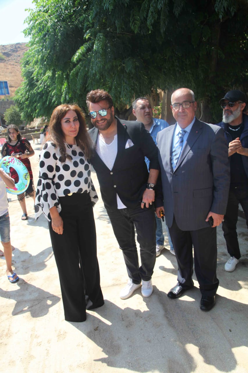 سيدة الأعمال زهرة عبدالله صاحبة منتجع زهرة حصن الوزاني ورئيس جمعية شمس البيادر عماد عبدالله يستقبلان النجم علاء زلزلي