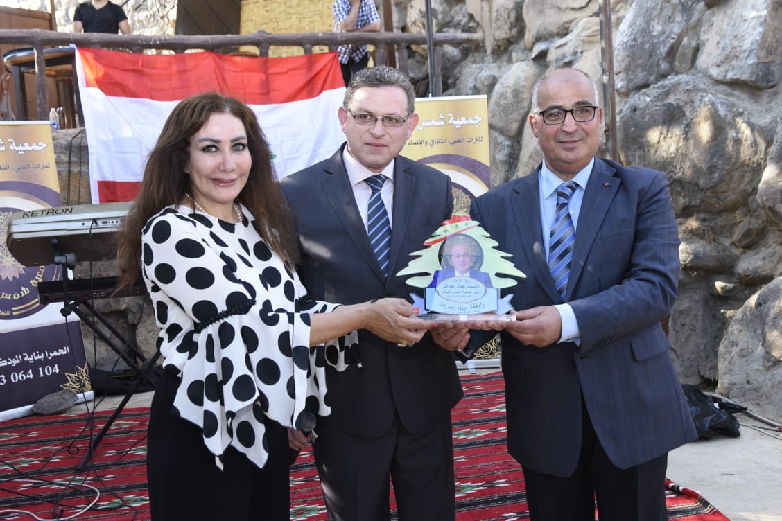 الإعلامي محمد العاصي يقدم درعاً تكريمياً لرئيس جمعية شمس البيادر نيابة عن رئيس رابطة أبناء بيروت السيد محمد الفيل