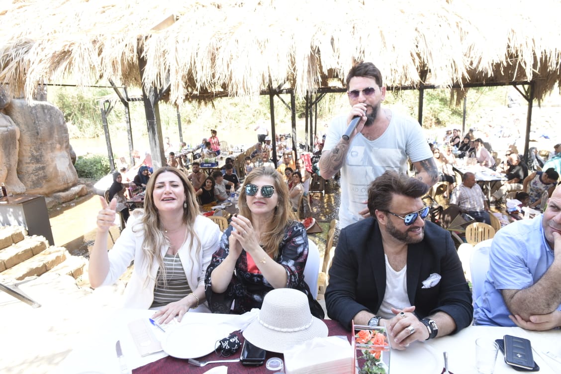 الفنان علاء زلزلي والإعلاميتان هناء الحاج ورنا سرحان يستمتعون بصوت الفنان رضا حرب