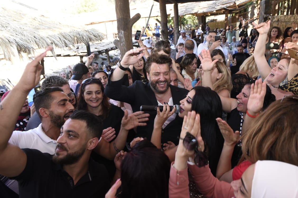 الفنانة ناي كسرواني تغني والفنان علاء زلزلي سعيداً بالجمهور السعيد