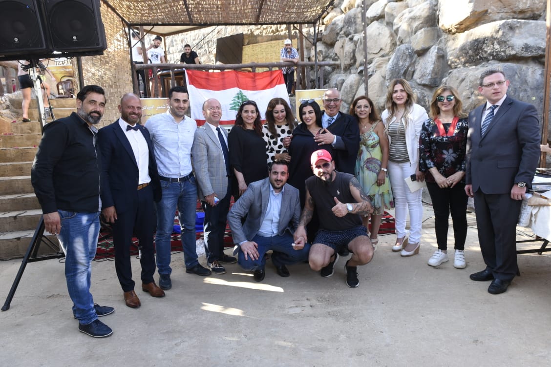 صاحبة زهرة حصن الوزاني السيدة زهرة عبدالله مع رئيس جمعية شمس البيادر عماد عبدالله وأعضاء الجمعية