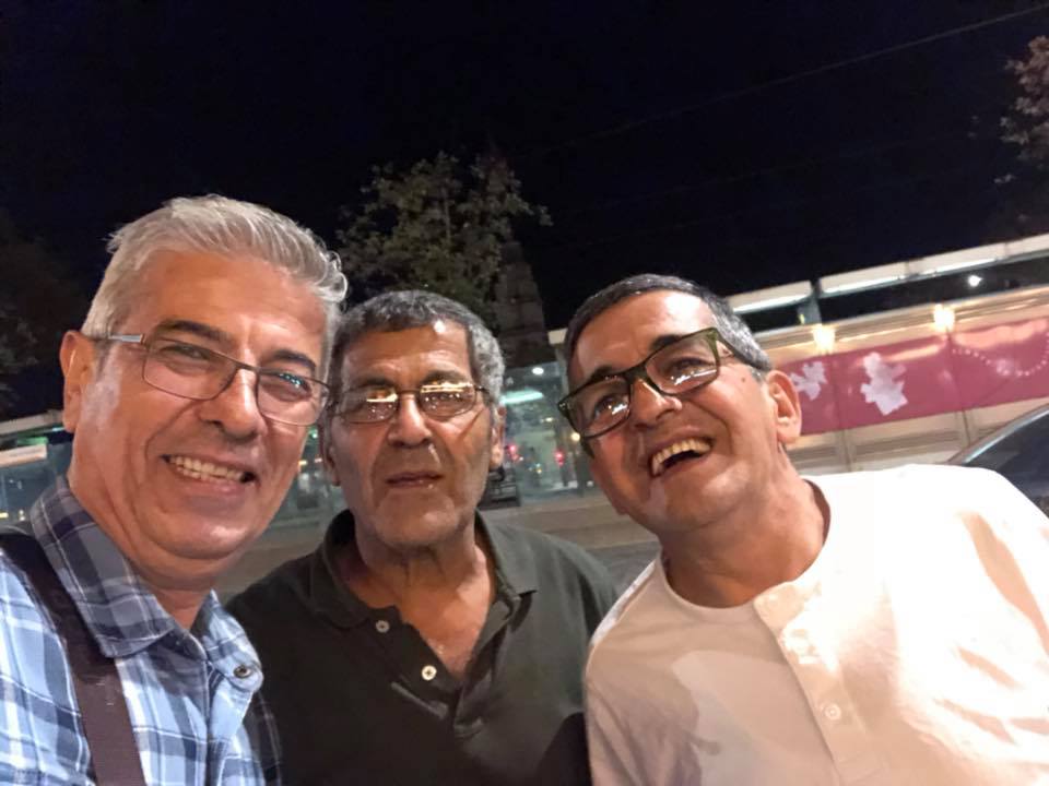 الدكتور نهاد مرعي متوسطاً صديقيه د يوسف غزاوي ونبيل علي ديب عواضة في باريس 