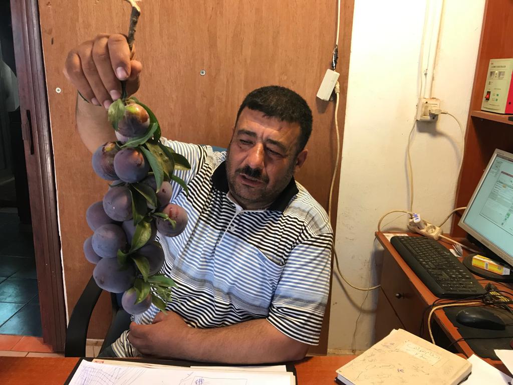 المزارع النشيط محمد أحمد شيت، إبن بلدة كفركلا المجبول عرق جبينه بتراب الجنوب منذ طفولته