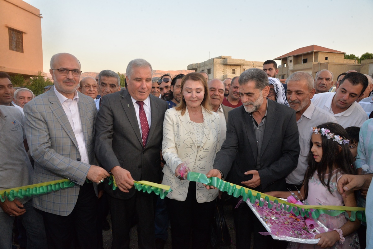 سفيرة النوايا الحسنة للتنمية السيدة سعدى الاسعد فخري تقص شريط الإفتتاح مع النائب أنور جمعة ونائب رئيس \