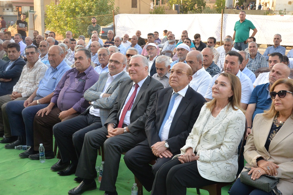 يقفون على الجسر