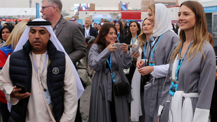 سياح غربيون يحضرون سباقا للفورمولا E في الرياض (صورة أرشيفية)