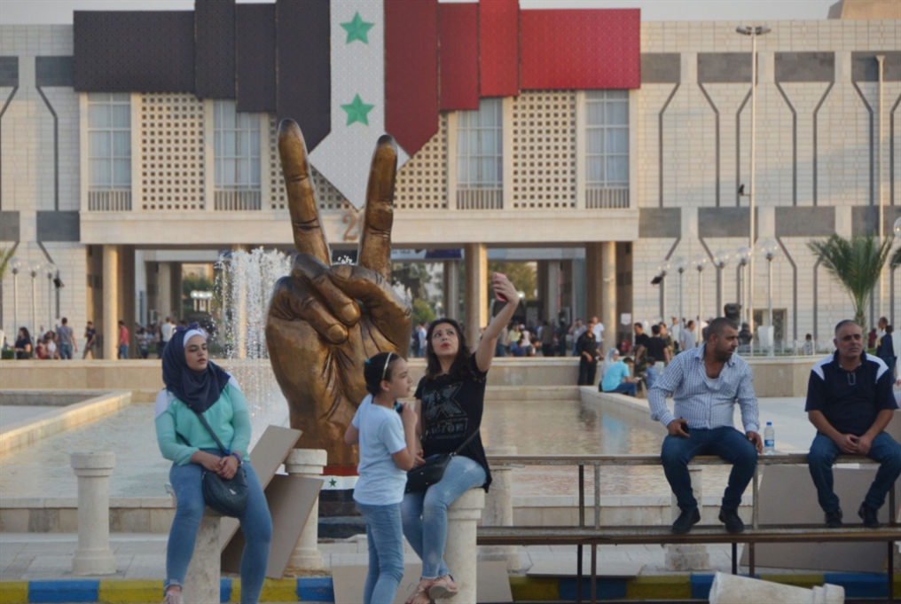 تفيد التقديرات بـ140 ألف زائر يومي للمعرض، يرتفع عددهم إلى 200 ألف خلال أيام العطل (أ ف ب )