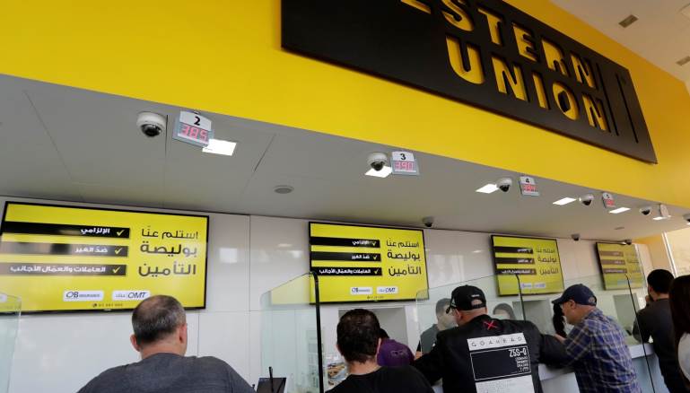 القيود التي تفرضها المصارف قد تعيق عمل شركات تحويل الأموال (Getty)