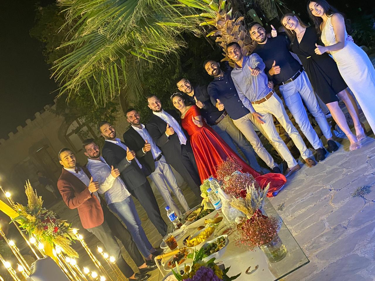 العروسان مع الاهل والاصدقاء