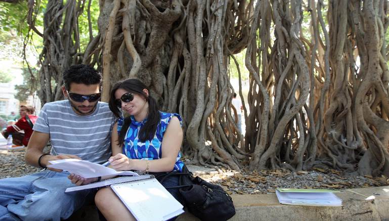 المصارف ترفض تنفيذ قانون الدولار الطلابي (Getty)