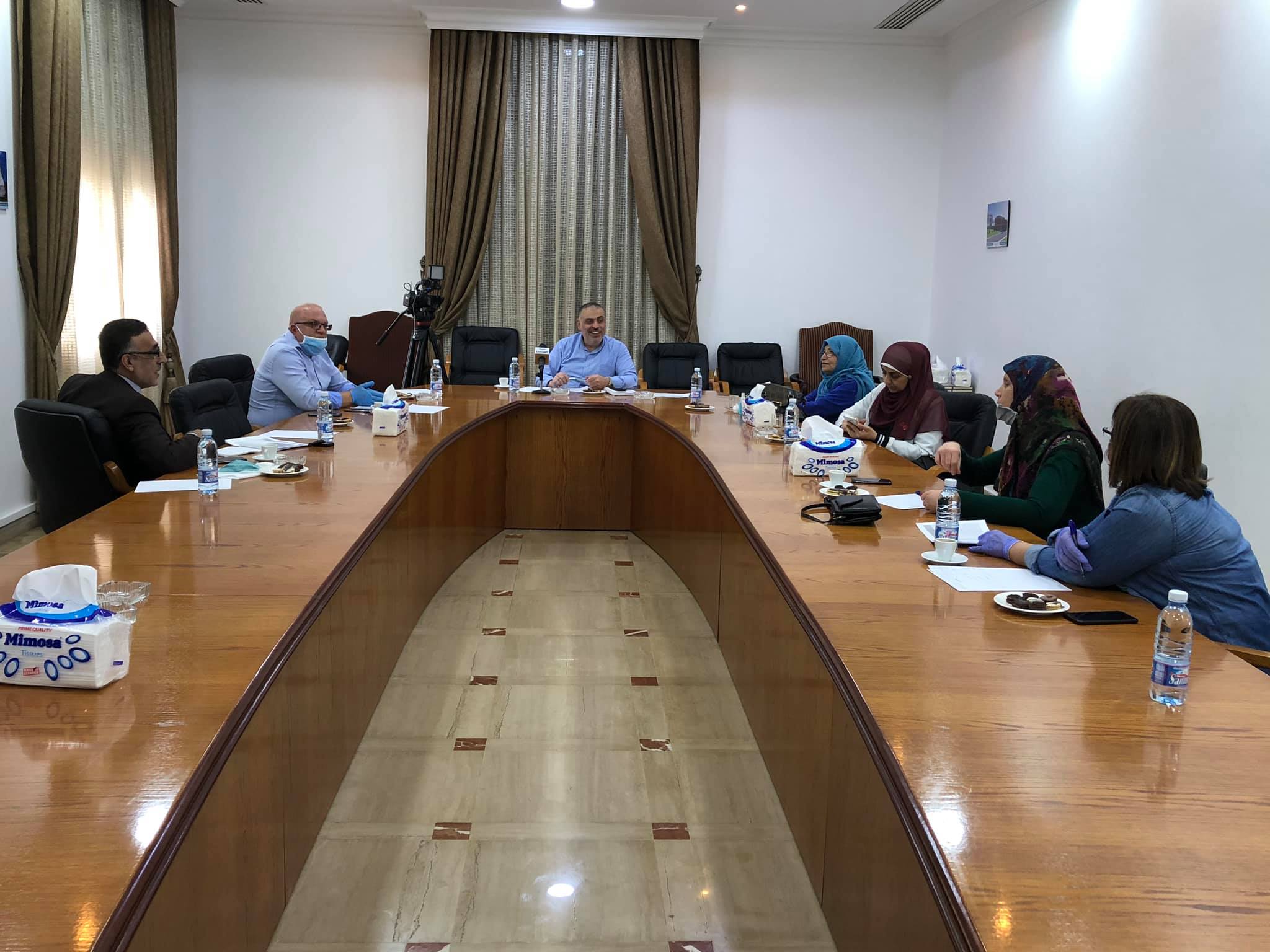 رئيس بلدية الغبيري معن خليل في إجتماع تنسيقي طارئ في البلدية مع مدراء المدارس الرسمية