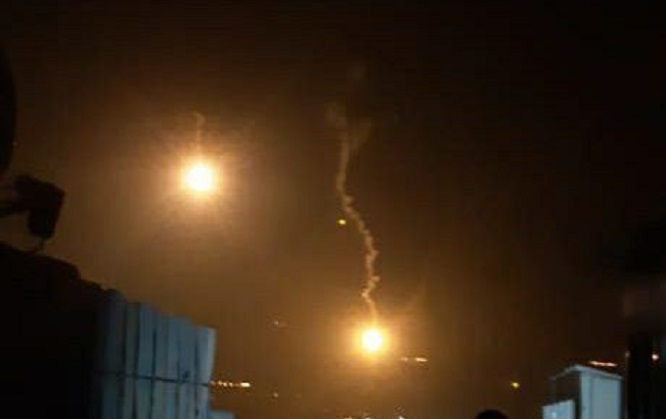 قنابل مضيئة اطلقها جيش العدو